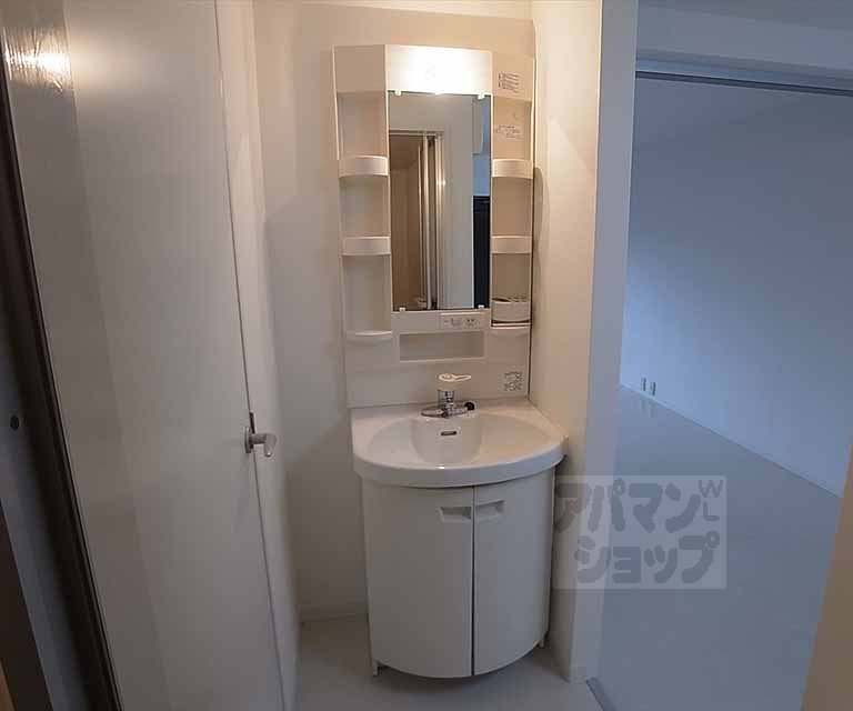 Washroom. Independent wash basin