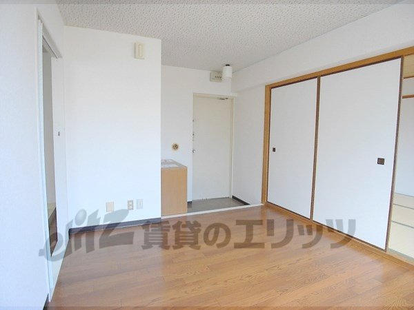 Living and room. It recommended a spacious floor plan