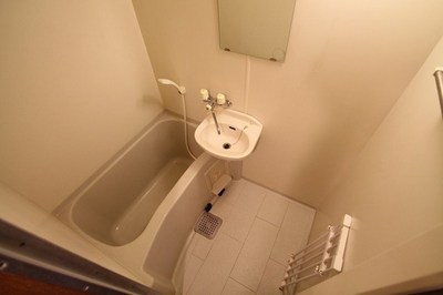 Bath. Easy-to-use interior.