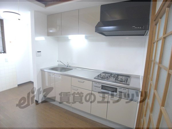 Kitchen. 3-neck system is with a kitchen