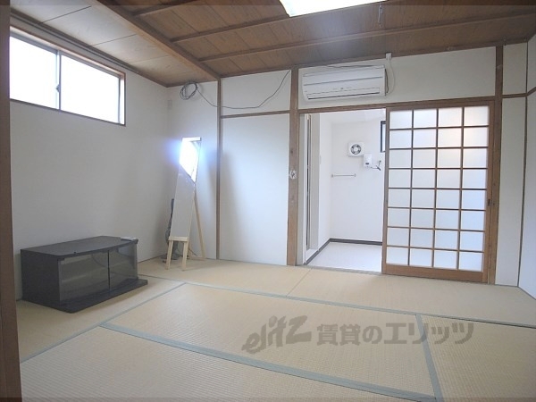 Other room space. Refrigerator yard