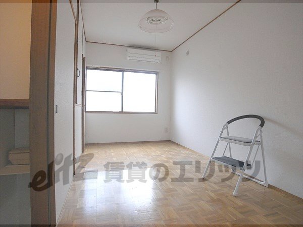 Living and room. There is a small window on the south side day is good