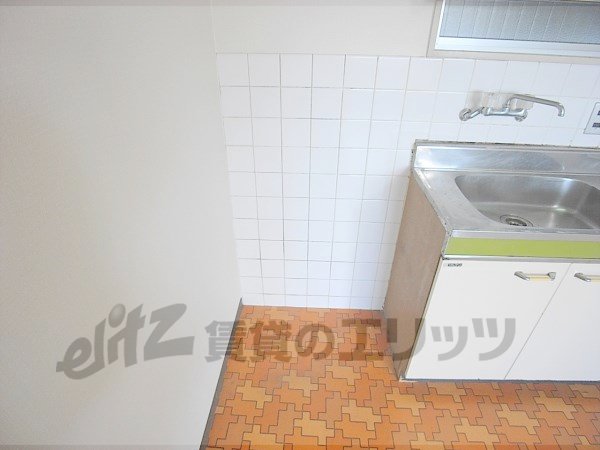 Other room space. Refrigerator yard