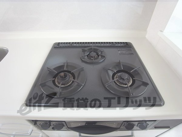 Kitchen. 3-burner stove