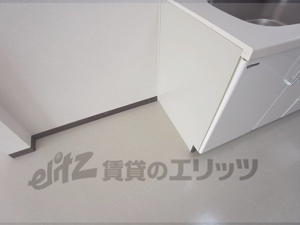 Other room space. Refrigerator yard