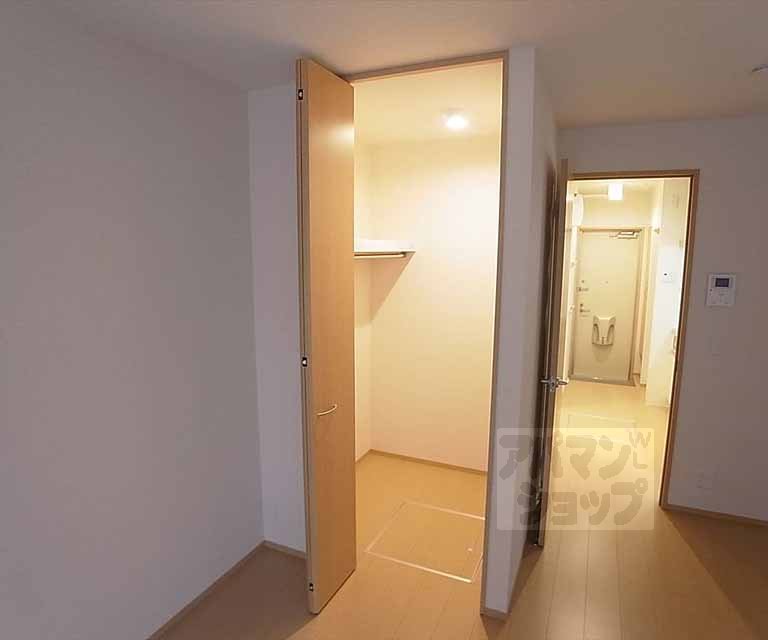 Receipt. Spacious walk-in closet