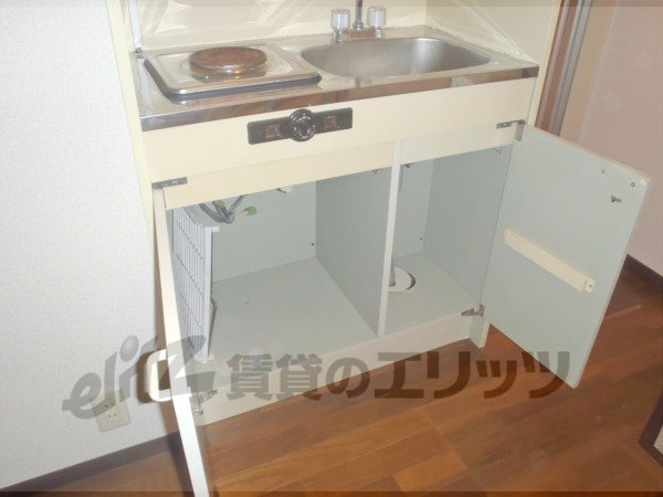 Kitchen. Kitchen lower receiving