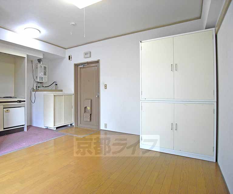 Living and room. Spacious Western-style.