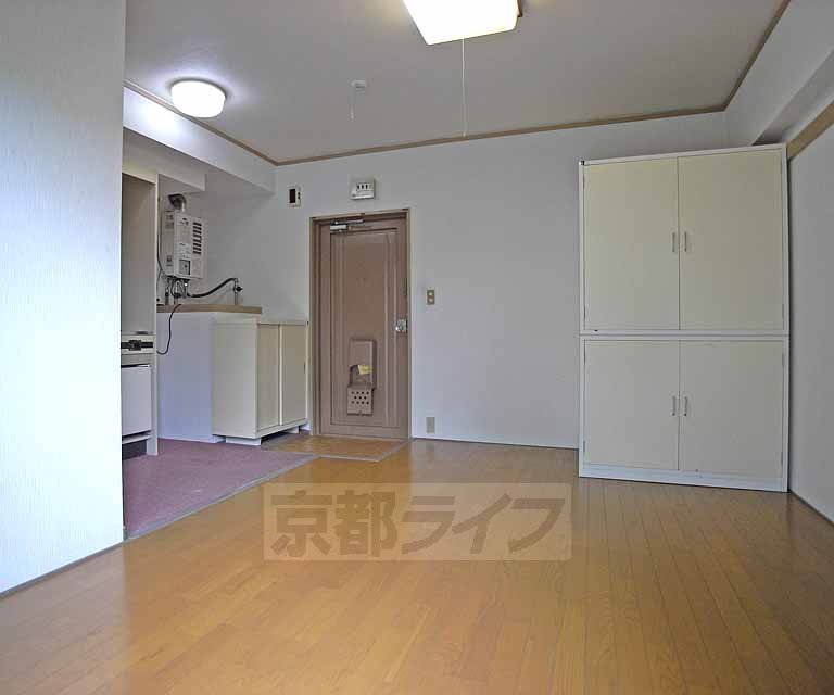 Living and room. Spacious Western-style.