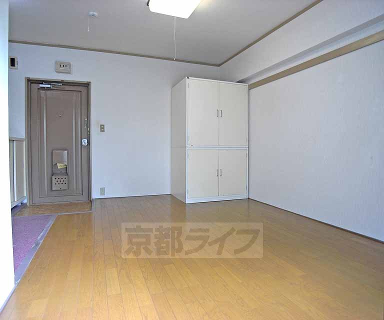 Living and room. Spacious Western-style.