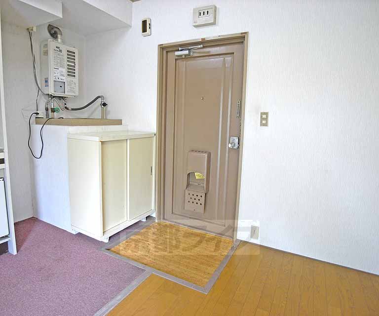 Entrance. It is the entrance space.