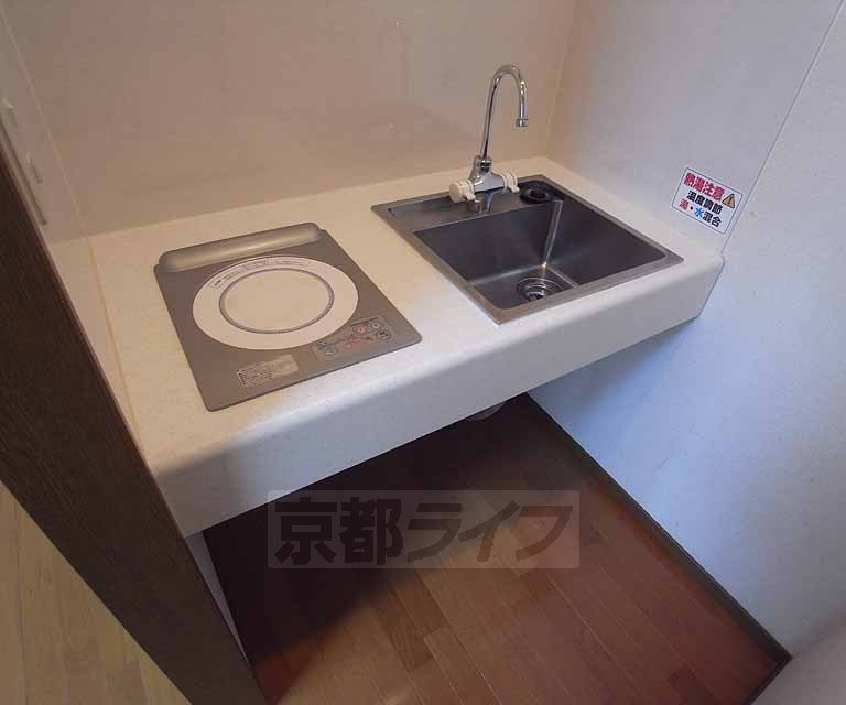 Kitchen. 100, Room is the kitchen diversion