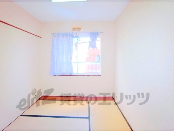 Living and room. Tatami is also beautiful.