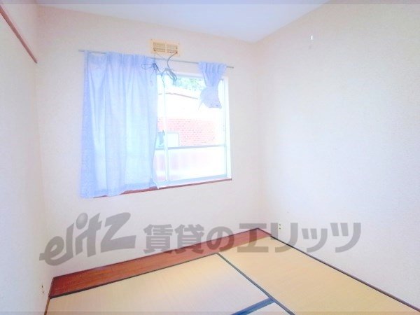 Living and room. You can use it well yang.