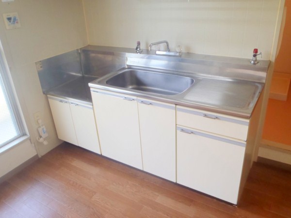 Kitchen. Large kitchen table.