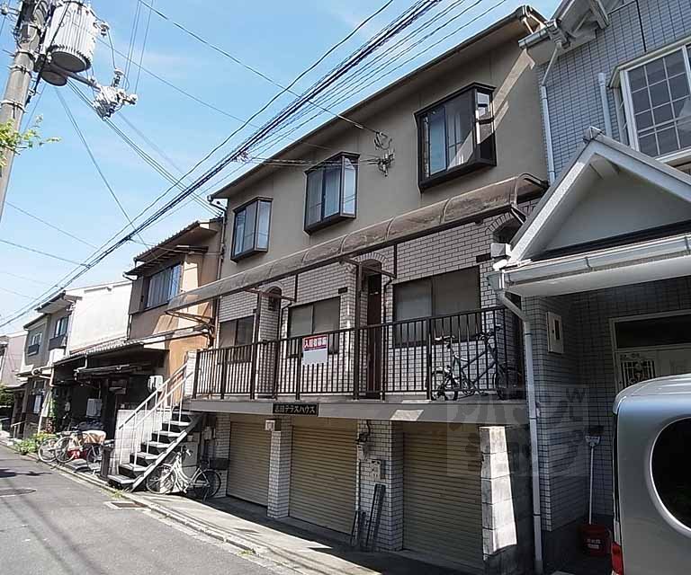 Kitchen. We have wide kitchen two-burner gas stove can be installed.