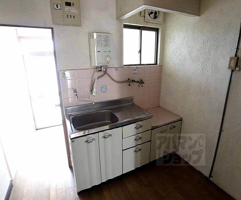 Kitchen. Two-burner stove is can be installed kitchen