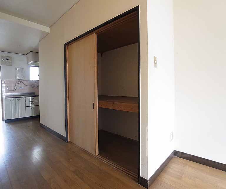 Receipt. Storage of living