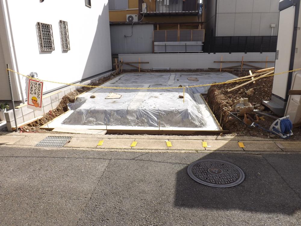 Local photos, including front road. When the basic construction site photo