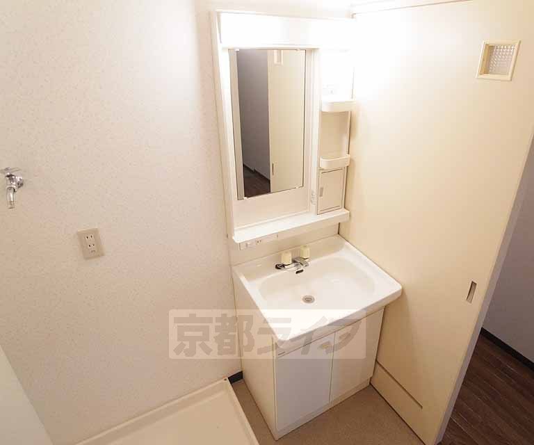 Washroom. 103, Room photo diversion