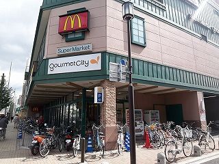 Supermarket. 820m until Gourmet City (Super)