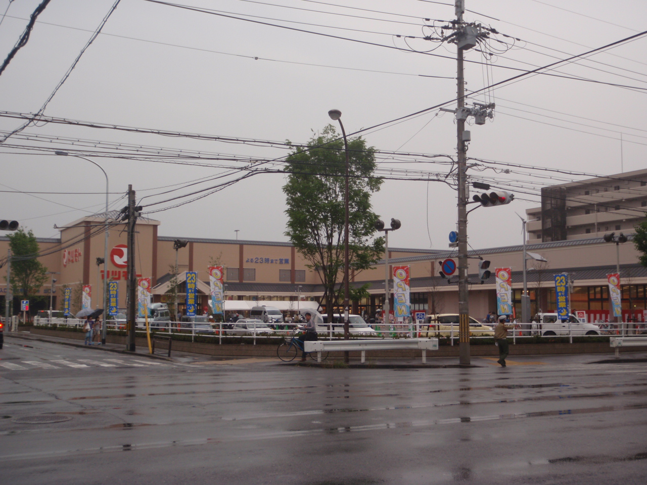 Supermarket. Matsumoto Rakuminami store up to (super) 400m