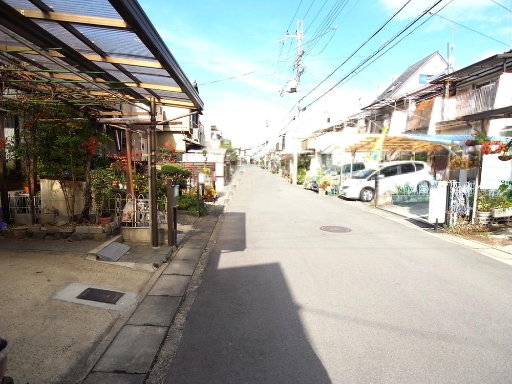 Local photos, including front road. Surrounding cityscape