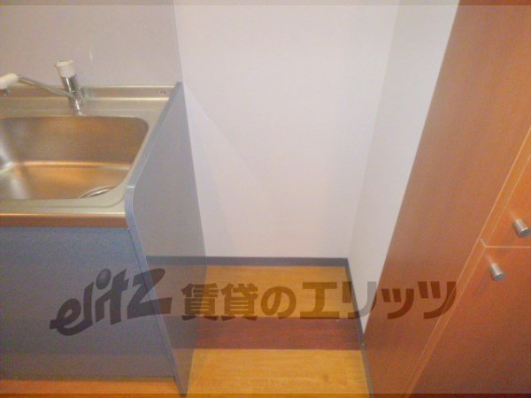 Other room space. Refrigerator yard