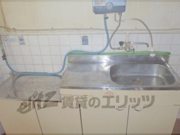 Kitchen. Stove can be installed.