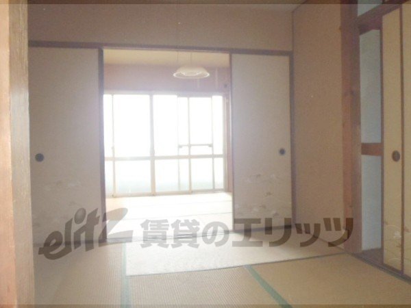 Living and room. The room is located between 2