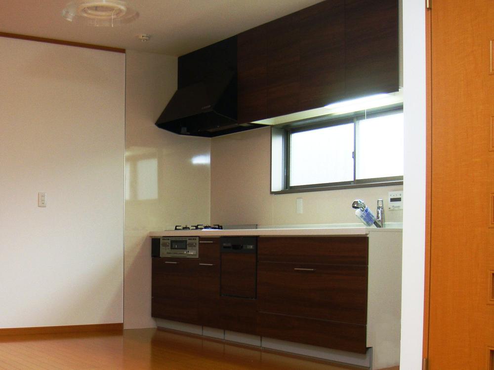 Kitchen. Construction example: the atmosphere of the kitchen by the door color is change! You can choose from a rich color, if not groundbreaking at the time