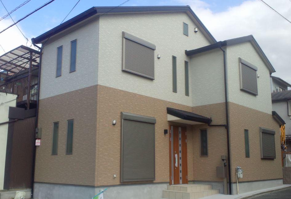 Local appearance photo. Corner lot !!