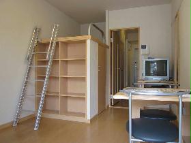 Living and room. The room, tv set ・ desk ・ There are chairs.