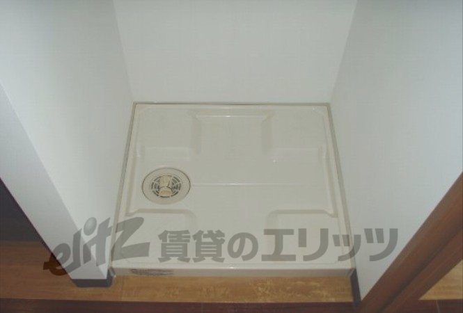 Other room space. Refrigerator yard