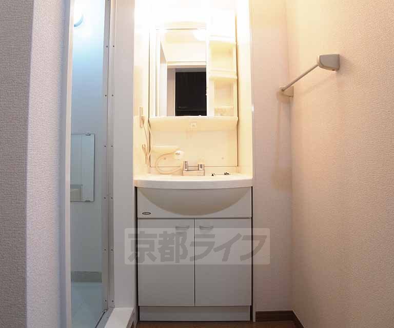 Washroom. 206, Room photo diversion