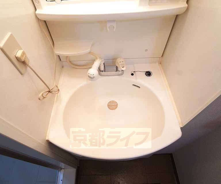 Washroom. 206, Room photo diversion