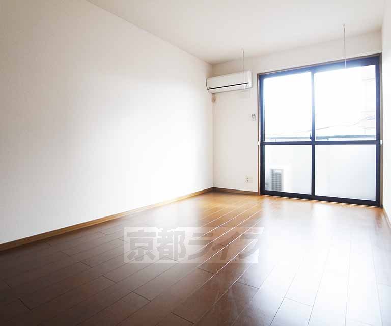 Living and room. 206, Room photo diversion