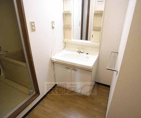 Kitchen. Two-burner stove is can be installed.