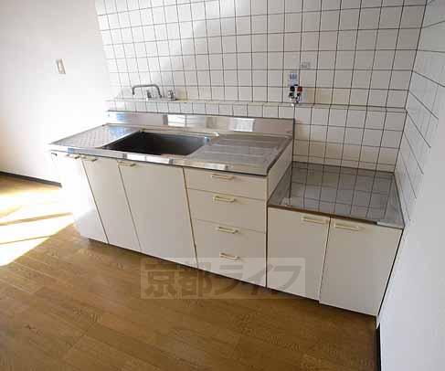 Receipt. spacious, Western-style closet.