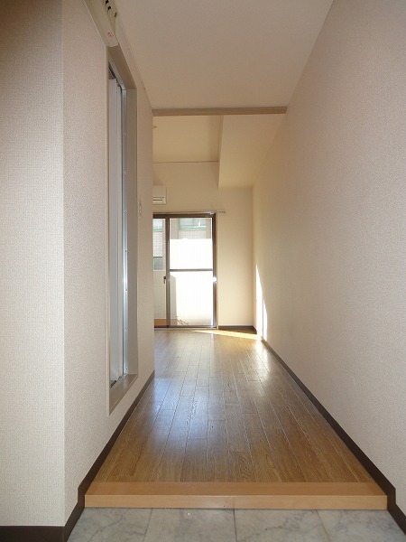 Entrance. Room as seen from the front door (It is a photograph of a separate room)