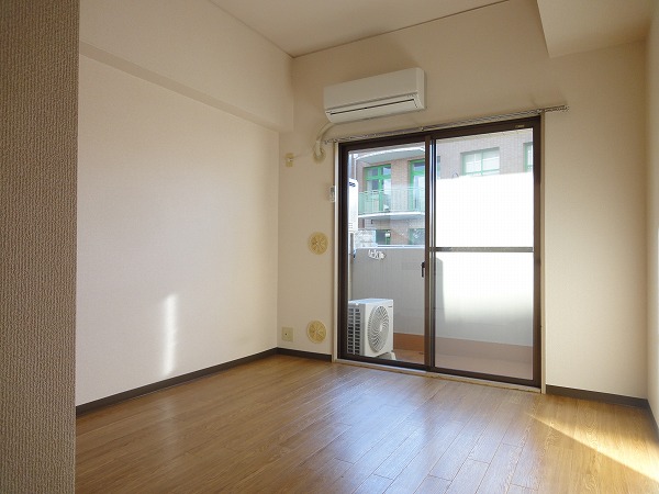 Living and room. It is a photograph of a separate room