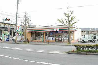Convenience store. 300m to Seven-Eleven (convenience store)