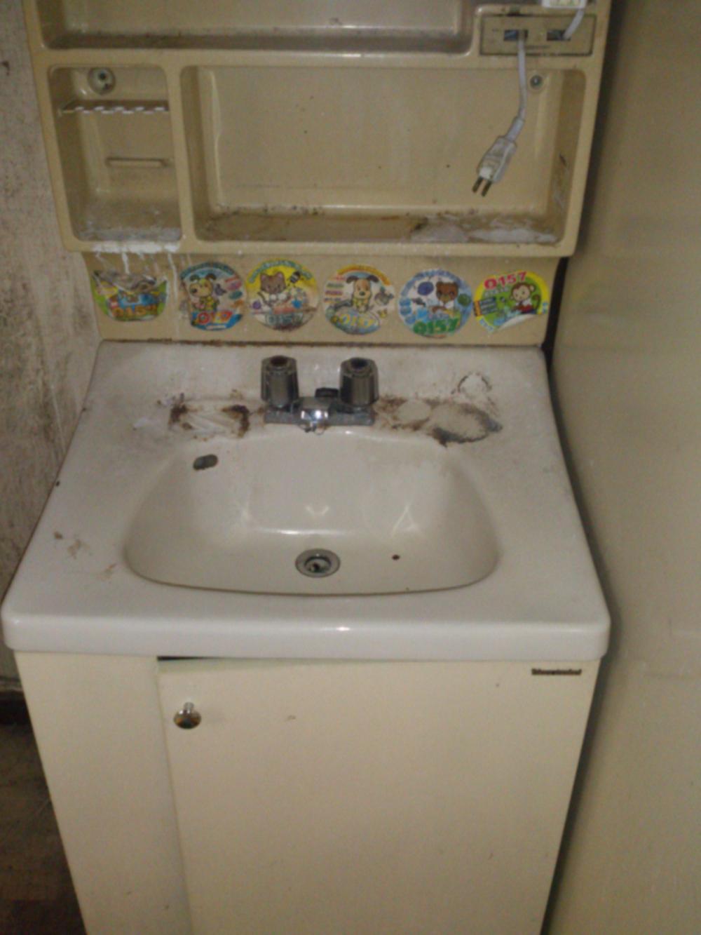 Wash basin, toilet. Indoor (February 2013) Shooting