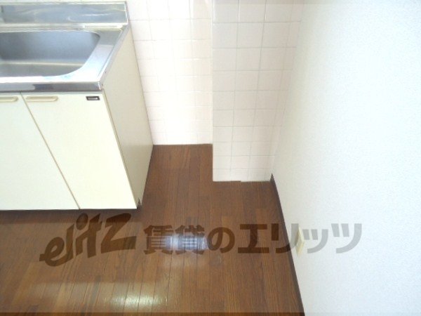 Other room space. Refrigerator yard