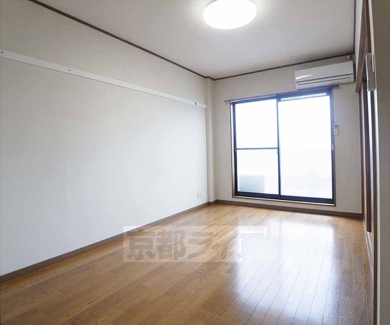 Living and room. 402, Room photo diversion