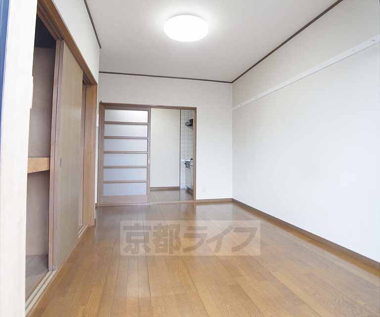 Living and room. 402, Room photo diversion