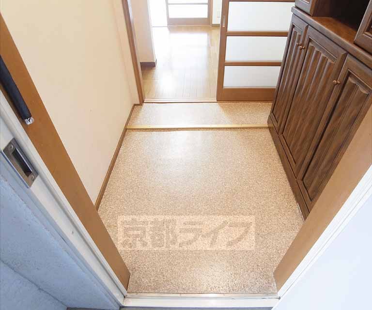 Entrance. 402, Room photo diversion