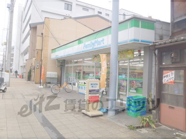 Convenience store. FamilyMart Karahashirajomon the town until the (convenience store) 500m