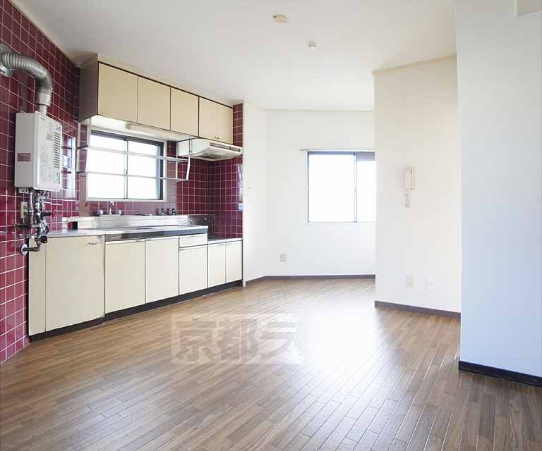 Living and room. 302, Room 2D photo diversion