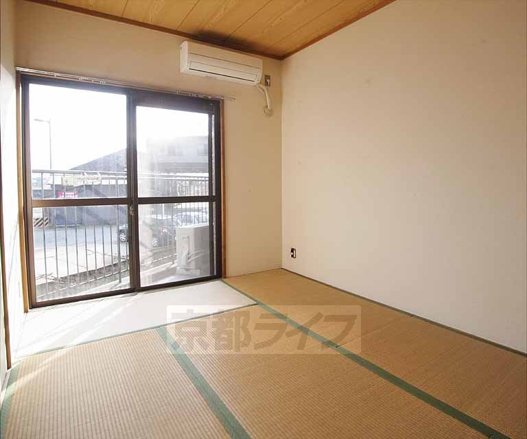 Living and room. 302, Room 2D photo diversion